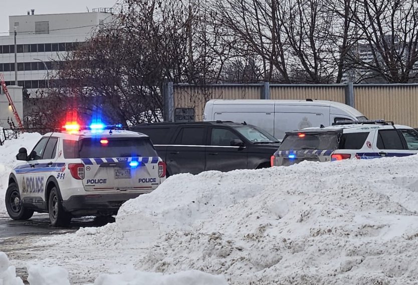onscenephoto_'s tweet image. POLICE OPERATION: Ottawa emergency services are on scene of a reported police operation in the 2900 block of Dumaurier Ave near Pinecrest Rd
- Unknown injuries
- Please avoid the area