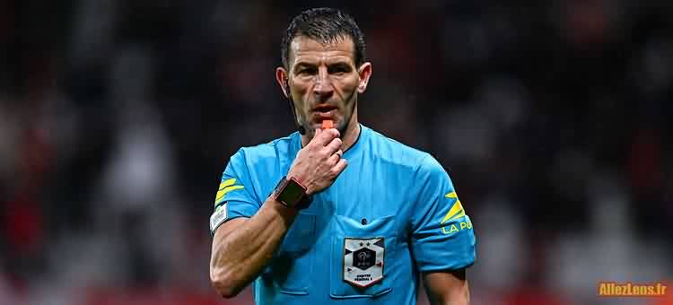 LaMinuteOM_'s tweet photo. Jeremy Stinat a été nullissime. Son carton rouge est une honte. Peut-être s’est-il vengé de la plainte du board marseillais ? En tout cas, les faits leur ont donné raison.

Je n’oublie cependant pas cette prestation horripilante de nos joueurs. Roberto De Zerbi devra changer des choses. #AJAOM
