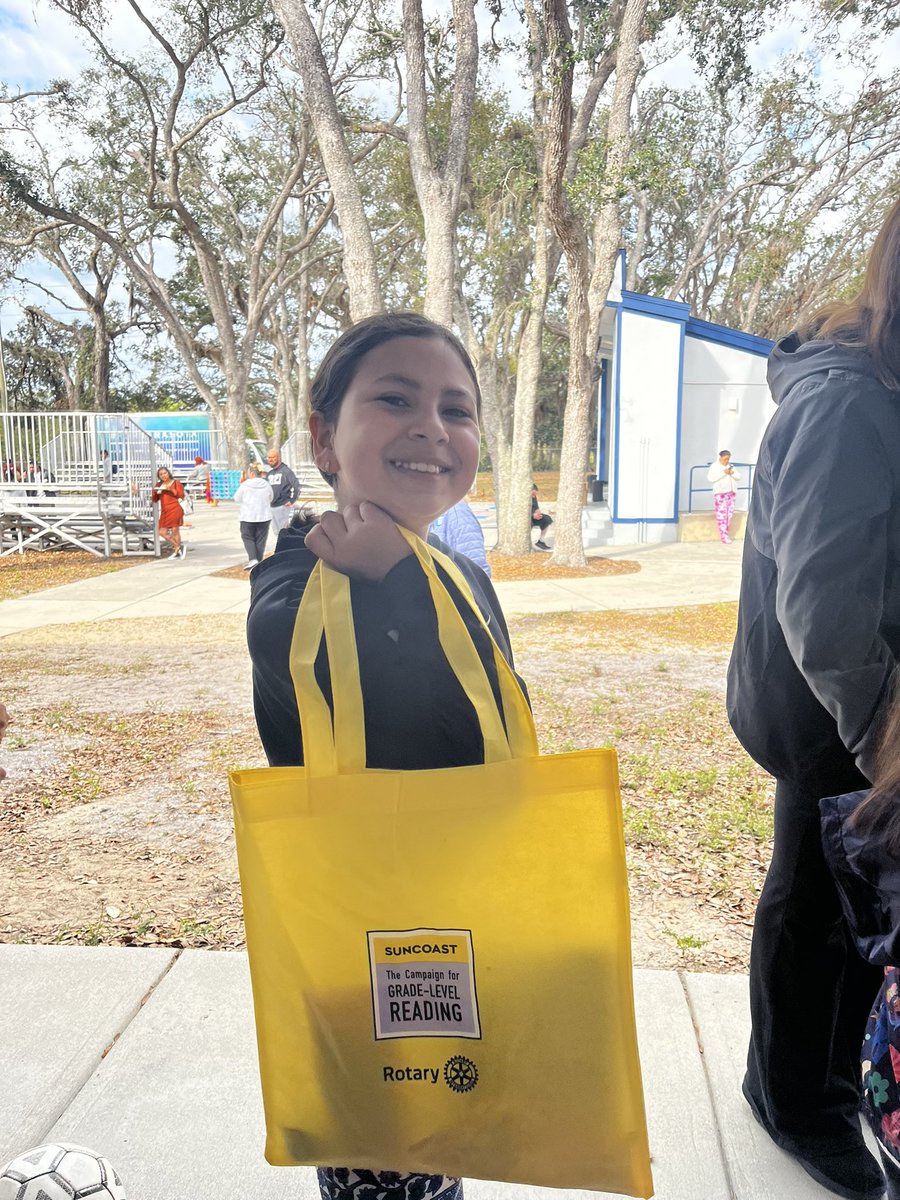 HayesShalia's tweet photo. What a beautiful day ☀️ for connecting with families at Wilkinson Elementary! So many smiling faces and book lovers! 😀📚❤️ @SuncoastCGLR @readingby3rd @JoinVroom
@LeerPara3ro #GLReading #ParentEngagement #SchoolReadiness https://t.co/L52LzBzxNl