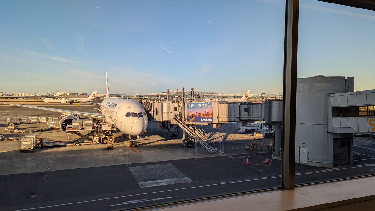 福岡に日帰り出張！実は初福岡です。
羽田空港、早朝から活気があります。
