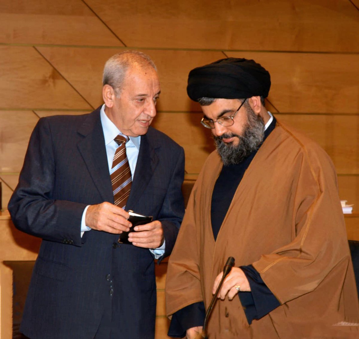 ثلاثة وثلاثون من العمر سوياً...أنتَ منا ونحنُ منك ولم يحل بيننا أثقال جبال ... ما بيناتا ليس مجرد زمن، بل عهدٌ راسخ لم تزحزحه جبال ولا تثقل كاهله الأيام.
#انا_على_العهد