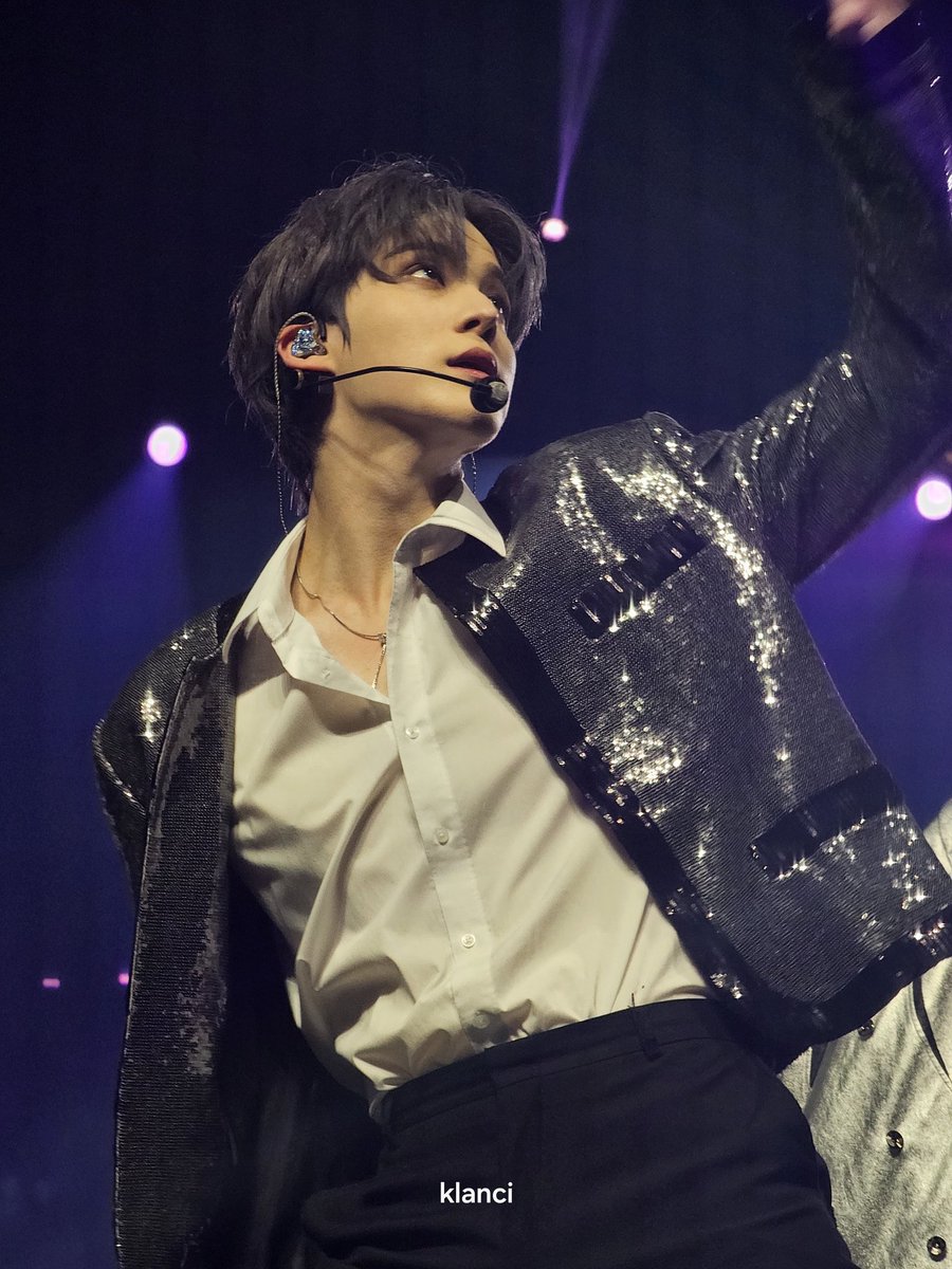 yunhwagii's tweet photo. okay so hey, this is insane https://t.co/LttBtWISCo