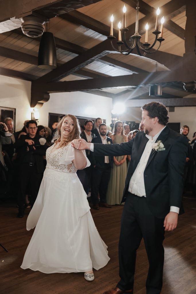 strutbridal's tweet image. ✨ Congratulations to our stunning bride, Anneke Thompson! ✨ She tied the knot with the love of her life in a dreamy garden ceremony overlooking the breathtaking beach views of Southern California. 🌊

#plussizebride #longbeachbride #californiabride #labride