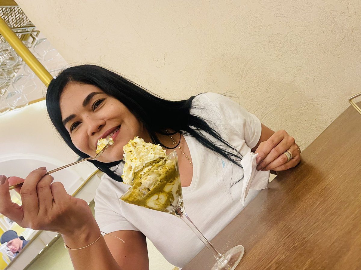 Mi preferida copa de pistacho crocante … #HoySinDieta #SonrieleALaVida. Los quiero mucho … 😍😍😍💯