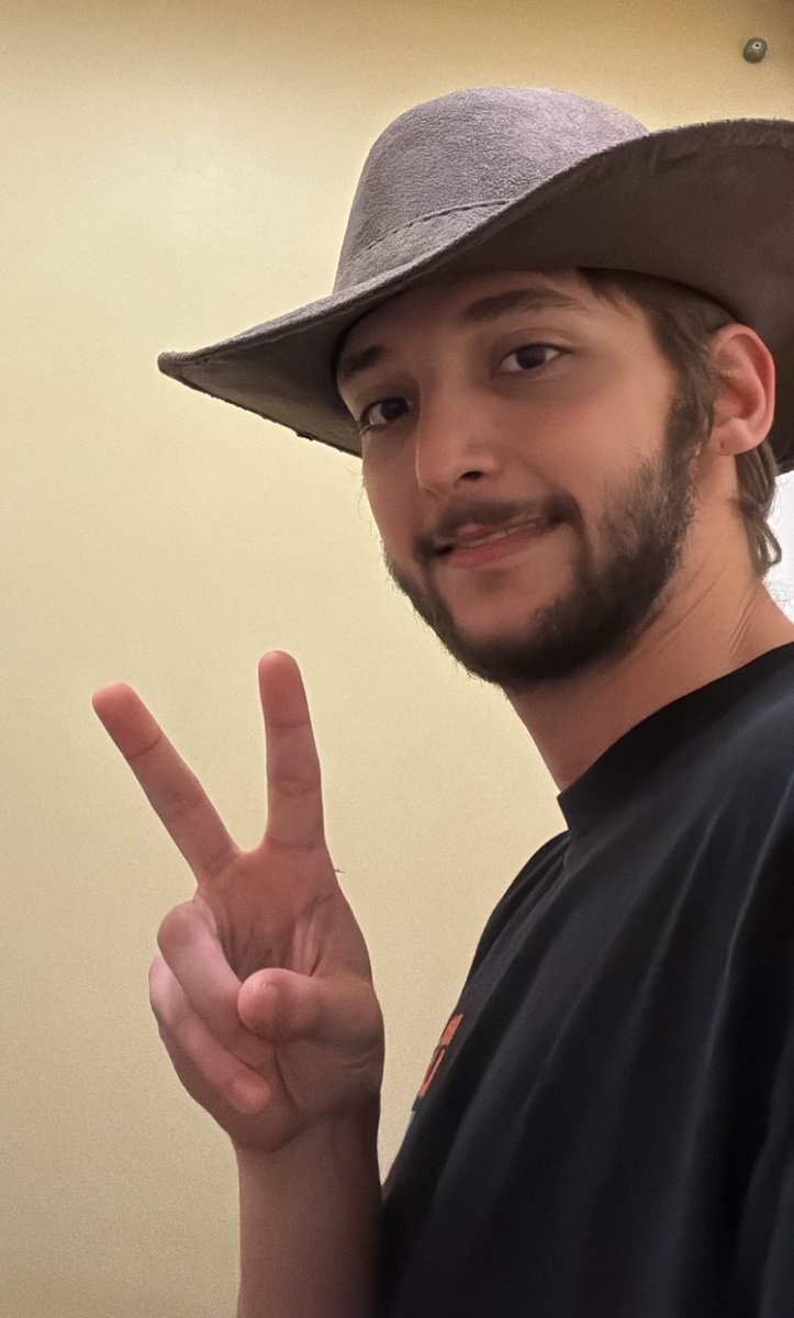 langopics's tweet photo. 🤠✌️ https://t.co/kSZYczz7o9