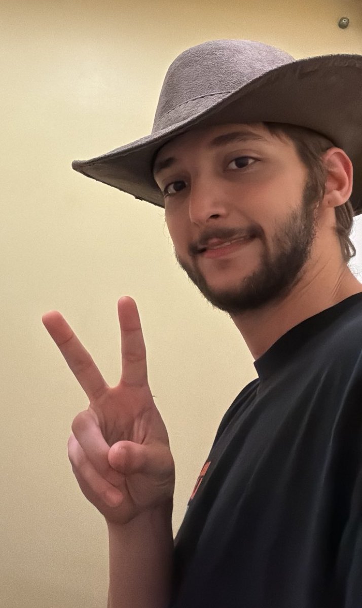 langopics's tweet photo. 🤠✌️ https://t.co/kSZYczz7o9