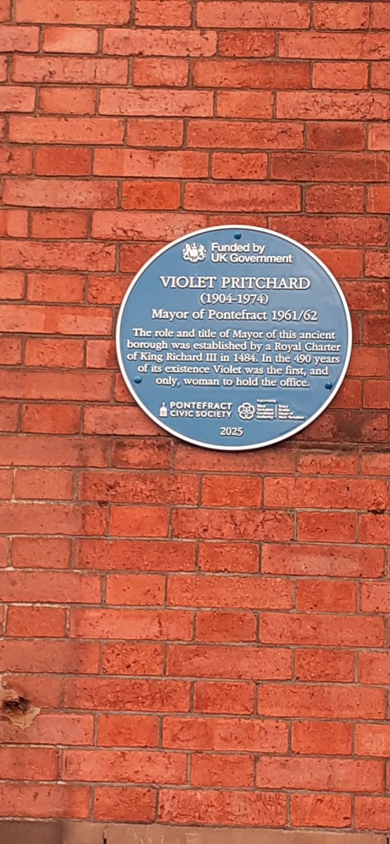 PontefractCivic's tweet image. Of 34 #blueplaques in &amp;amp; around the Pontefract area, most are for buildings and street names, too few are to people, and only 1 is to a women, Elizabeth Moxon - that is until now!

Last week, we unveiled 3 plaques at one event, and the first to be installed is to Violet Pritchard