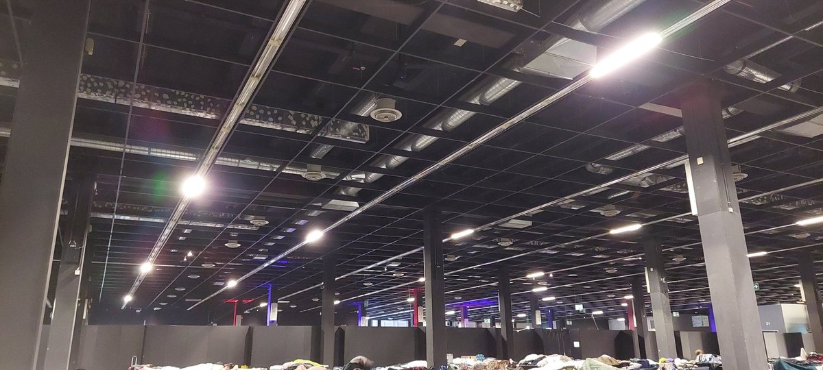 Schon irgendwie semioptimal, dass die schlafhalle durchgehend beleuchtet ist x)