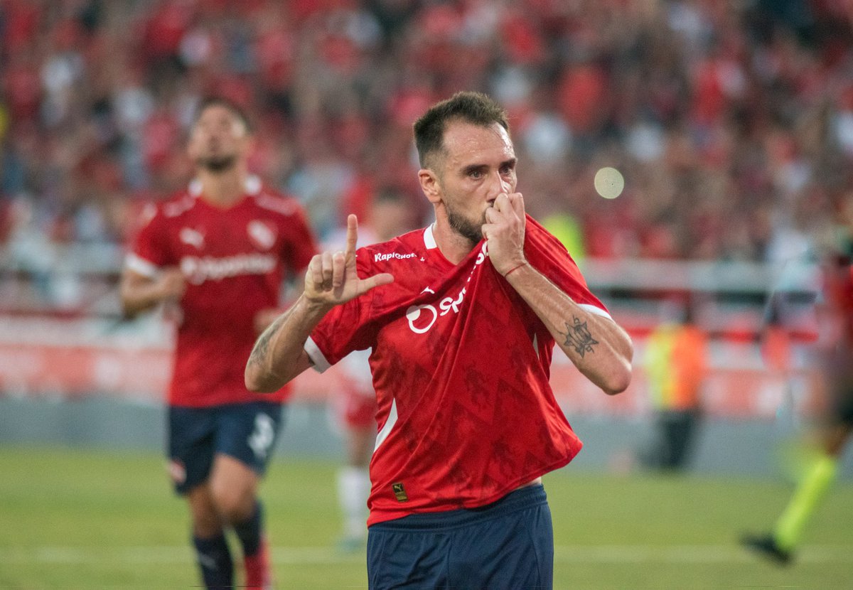 Independiente's tweet photo. Como lo llevo yo ❤️

#TodoRojo 🔴 https://t.co/TIKAYtuQpJ