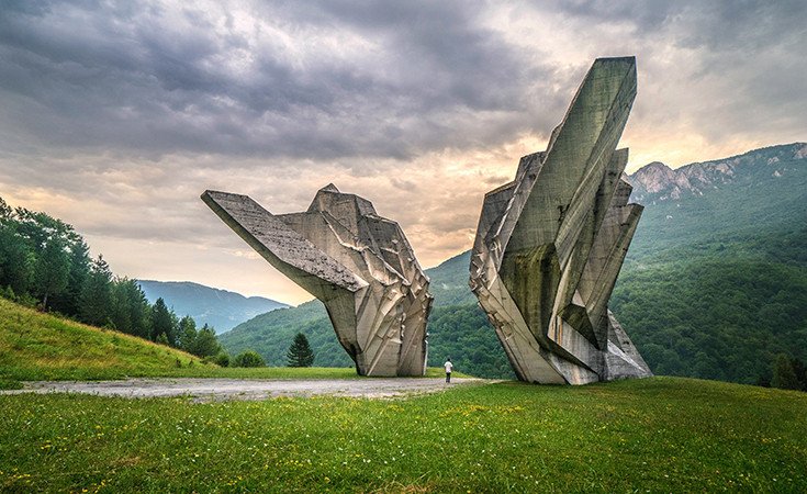 13chantecler's tweet photo. @Mirkku54_46 @YokaiSinsaJit @alessio_joseph @ns_whit it is ! valley of heroes, Bosnia. the monument is insane &amp; the site has an... aura. I can't explain it. it's humbling. you stand between the statues [iirc they represent stretched out hands] &amp; look over the valley &amp; mountains. anti-fascist monuments from across exyu go so hard https://t.co/RUaQGyGEpp