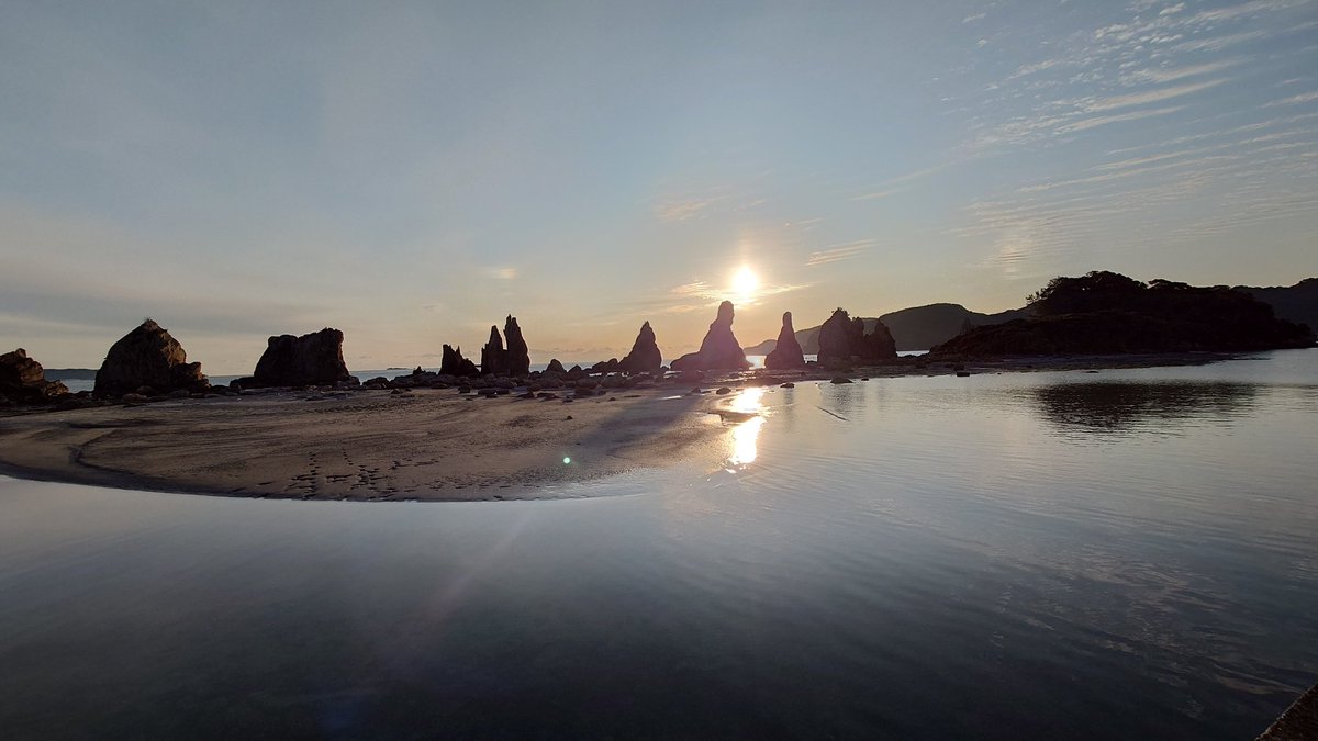 02Singo17ya's tweet photo. もう30分太陽が顔を出す前に来れば~もうちょっと綺麗な景色だったかも！
#橋杭岩 https://t.co/pUmCIeXeIA