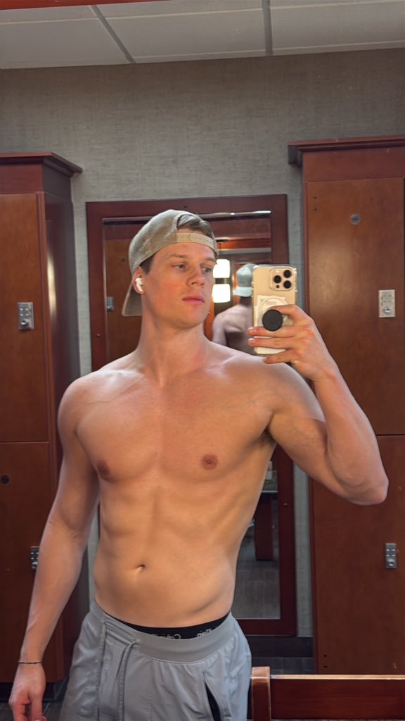 Kylecapener's tweet photo. Should I start cutting for the summer? https://t.co/ETsRcK4TiQ