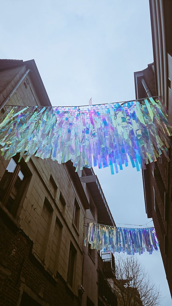 SrFanon's tweet photo. Visto en una pequeña calle cerca del Palacio de justicia de #Bruselas 

"Un niño es el último poema de un mundo que obstinadamente quiere hacerse grande" #jaquesbrel 
#belgica #poema #disbujo https://t.co/hTCKMwiJiG