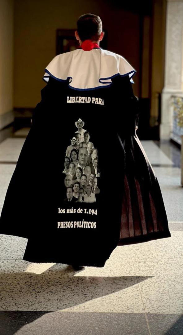 #EnFotos | Exigen la liberación de los más de 1194 presos políticos en Venezuela durante la graduación de Politólogos de la Facultad de Ciencias Jurídicas y Políticas de la Universidad de Los Andes <a href="/ULA_Venezuela/">Univ. de Los Andes</a>

Desde la UCV exigimos la liberación <a href="/rociosanmiguel/">Rocío San Miguel</a> <a href="/jesusarmasccs/">Jesús Armas</a>