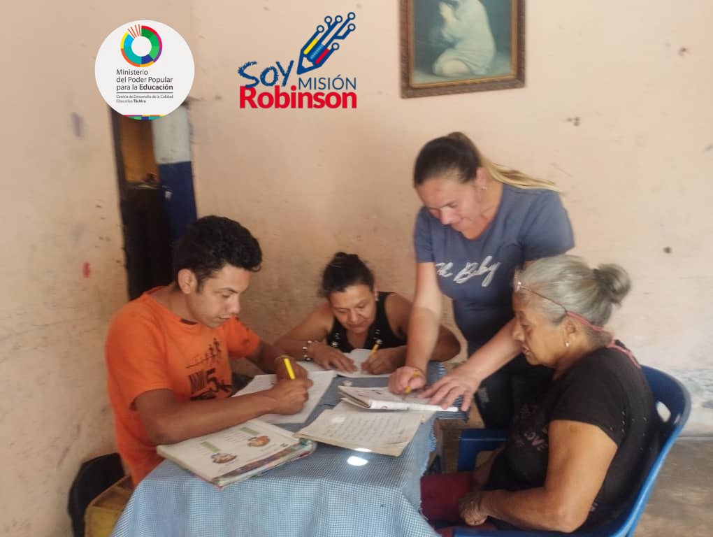 misiontachira1's tweet photo. #RobinsonCambiandoVidas|Misión robinson Jauregui en ambiente de clases innovadores del futuro facilitadora Dora sanchez ubicado en el sector llano de los Zambranos.
@NicolasMaduro
@HectoRodriguez 
@MisinRobinsonP2 
@FreddyBernal 
@Berzabethg1 
@LuzTachira23 
@B3ND3CIDA https://t.co/qAVU0O6F0R