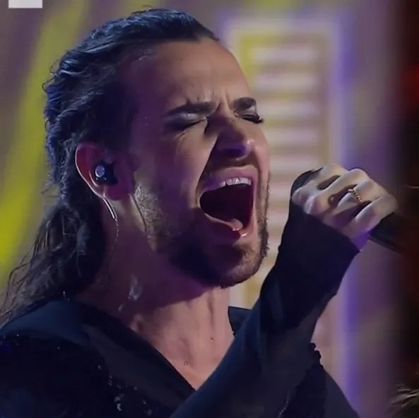 <a href="/valerio_scanu/">ValerioScanu</a> per chiunque ami la musica e ami il bel canto tu sei qualcosa di prezioso #ValerioScanu #OraoMaiPiu #TeamScanu