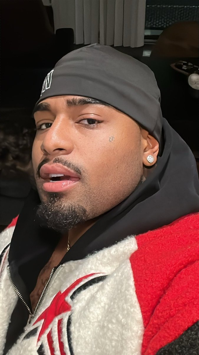 ___Terrance___'s tweet photo. How I look 👀.   vs.   How I sound 🗣️ https://t.co/nC0GZdIsog