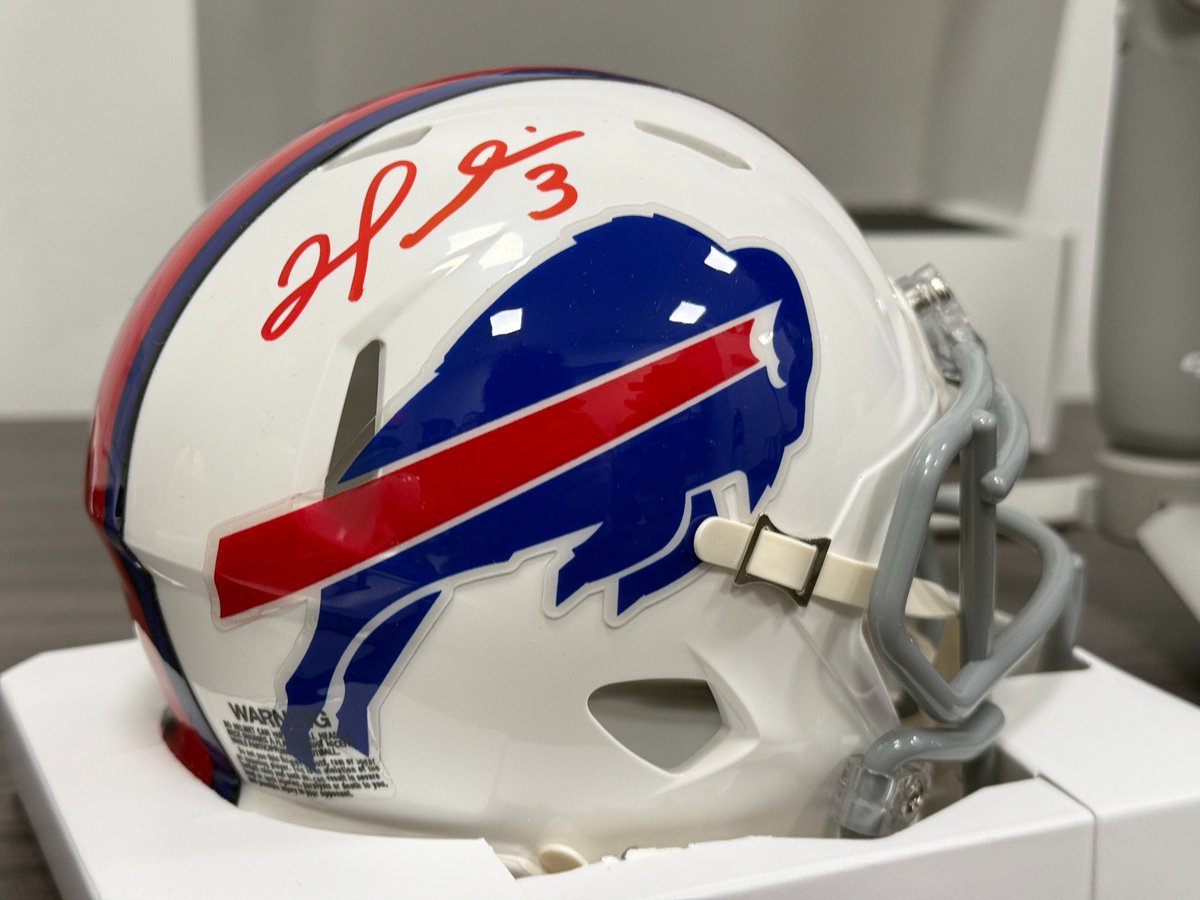 RIP NIGHT GIVEAWAY!

We're keeping the #ToppsRipNight energy going online with a Damar Hamlin autographed mini helmet giveaway!

RETWEET &amp; FOLLOW for your chance to win this one!