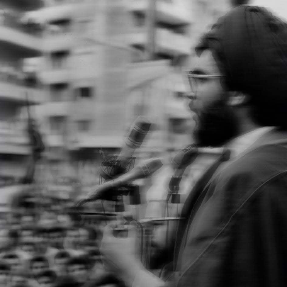 -

في ليلٍ يختنق بالأنفاس، تذبل اللحظات في صمتٍ ثقيل، وكأن كل ثانية تحمل في طياتها وداعاً غير مرئي، وقلبٌ يودّ لو يتوقف عن الخفقان ليحمي نفسه من ألم الوداع الذي يقترب. 
يا ليل طوّل ساعاتك، لعلني أجد في تلك اللحظات ما يخفف من ثقل الفراق.