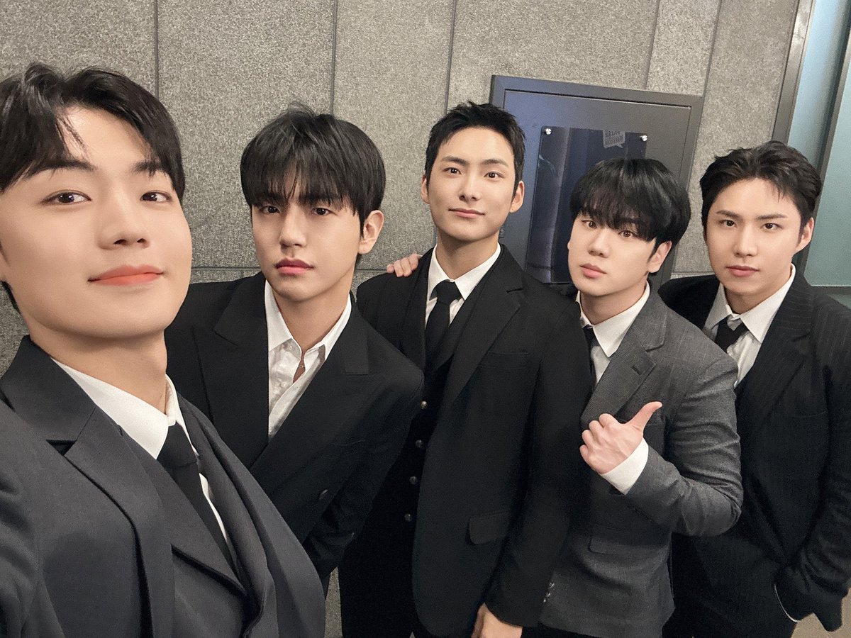 The0nlyChelly's tweet photo. Just my favorite boys &amp; I♥️ #ACEJUNHEE #ACEDONGHUN #ACEWOW #ACEBYEONGKWAN #ACEYUCHAN #에이스  #ACE #Choice #초이스 #ChoiceSelcaDay #CSD @official_ACE7 https://t.co/VaTxGbvtxc
