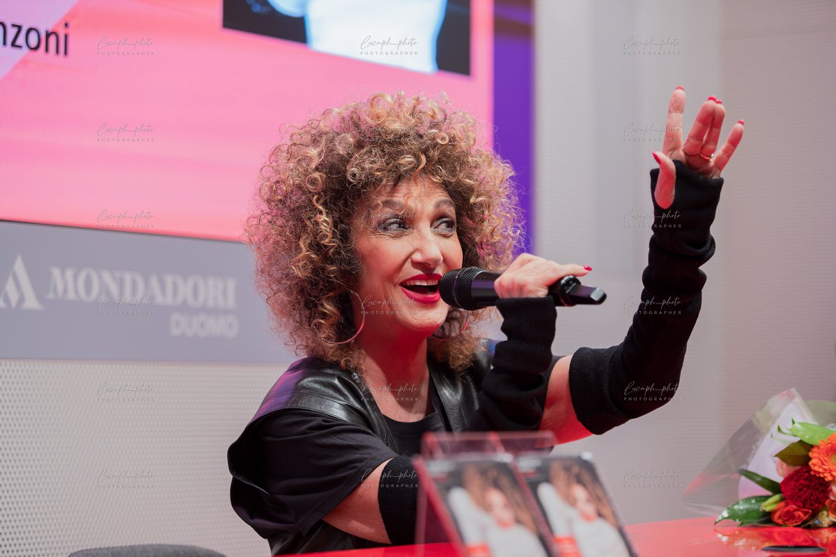 LucaphPhoto's tweet image. Marcella Bella - Diamanti Edition - Mondadori Milano Duomo - 21 febbraio 2025

#marcellabella #milano #febbraio #mondadoriduomo #disco #reportage #photojurnalism #fotografomilano #photographer #stagephotography #photographers #sanremo2025 #firmacopie #pellediamante #event