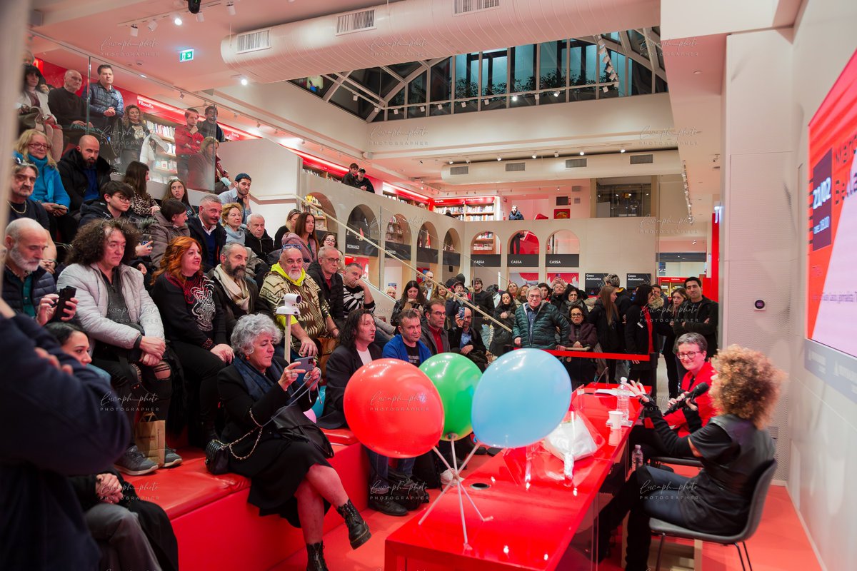 LucaphPhoto's tweet image. Marcella Bella - Diamanti Edition - Mondadori Milano Duomo - 21 febbraio 2025

#marcellabella #milano #febbraio #mondadoriduomo #disco #reportage #photojurnalism #fotografomilano #photographer #stagephotography #photographers #sanremo2025 #firmacopie #pellediamante #event