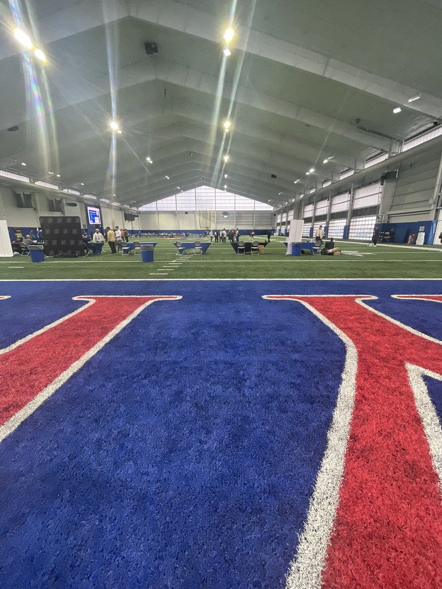 Great clinic. Thanks <a href="/CoachSleeve/">Matt Gildersleeve</a> <a href="/ChulaLoomis/">Cloomis</a> for putting it together. Lots of nuggets. 

#UStrong