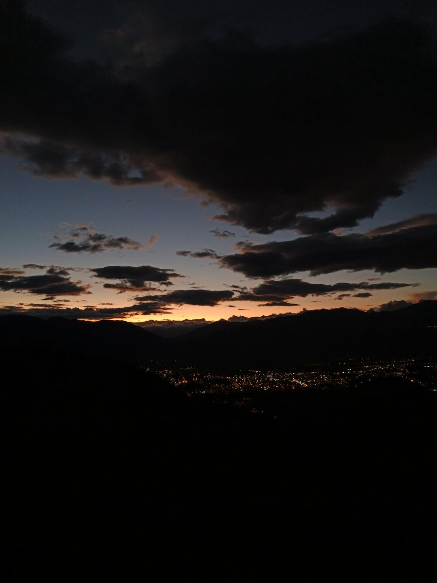 Lali_lady1's tweet photo. 🪷🔮 A veces solo necesitamos ver cómo el cielo cambia de colores en un lugar donde puedas observar todo de una manera diferente en la que ves el mundo 🤍 @CristinaJa3961 https://t.co/zycpooLdhM
