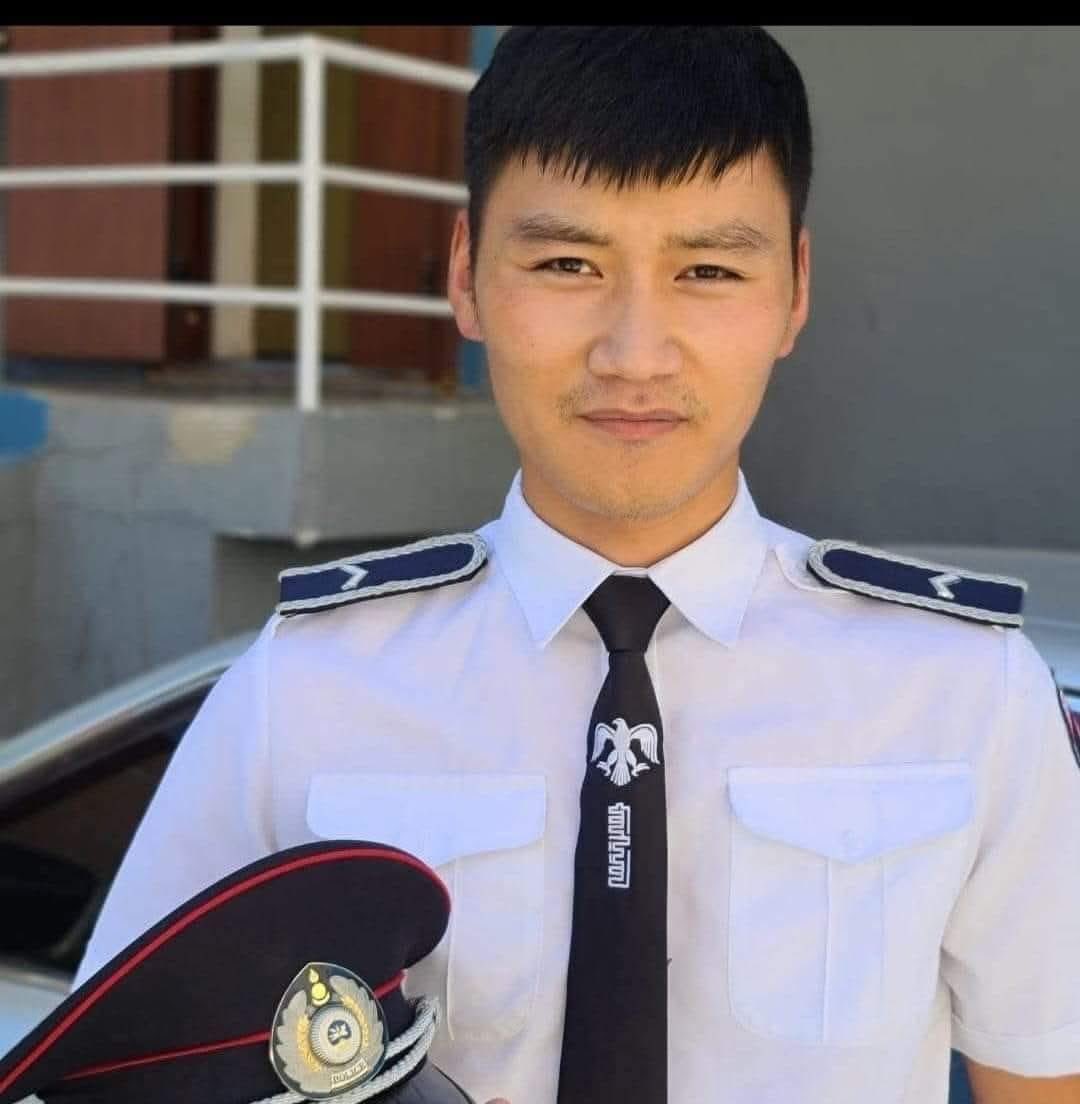 Энэ залууг Б.Өлзийсайхан гэдэг. Тэрбээр Дорноговь аймгийн Замын-Үүд сумын замын цагдаагийн хэлтсийн ажилтан. Саяхан болсон авто замын ослоос 3 хүн үрэгдэж, 2 хүн нь хүнд гэмтсэн байхад түрүүлж очоод цасан дээр сөхрөн суугаад нөхрийн минь толгойноос олгойдож байсан цусыг гараараа