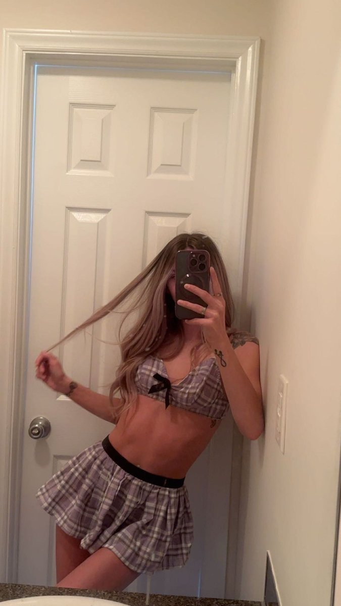 tinymaddie's tweet image. I look like a hot student lol