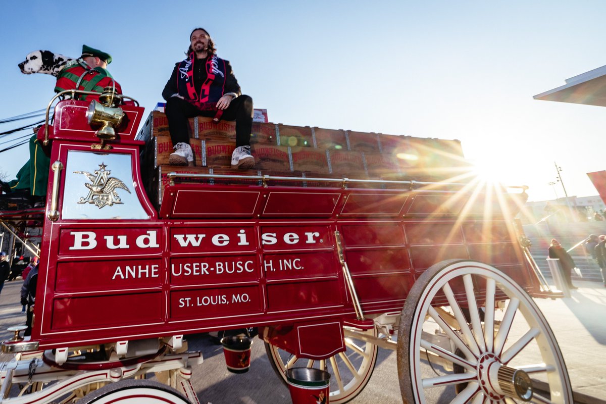 You know it’s a Home Opener when the Budweiser Clydesdales show up 🍻 

#STLvCOL x #AllForCITY