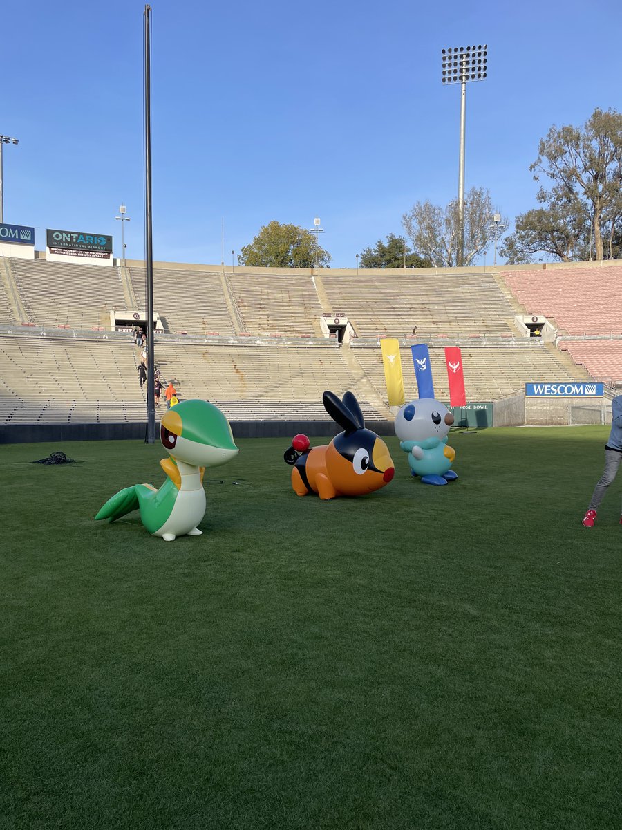 fressure's tweet image. Unova Tour at the Rose Bowl #PokemonGO