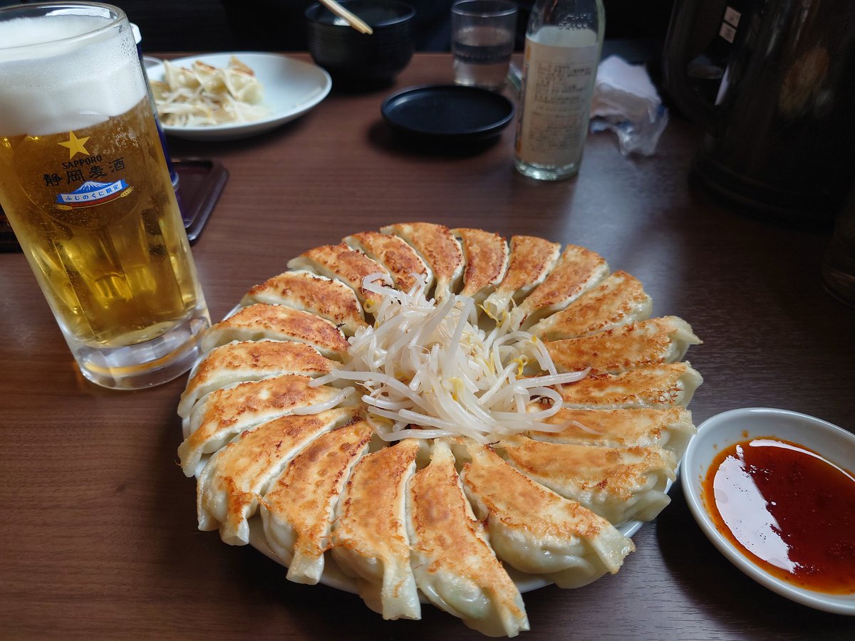 s_masa55's tweet photo. 昨日から退社した後輩のお疲れ様旅行で浜松へ
昼は餃子＆ビール、夜は鰻！
美味かったなぁ

今日はさらに西へ向かう https://t.co/szMYbG4RHD