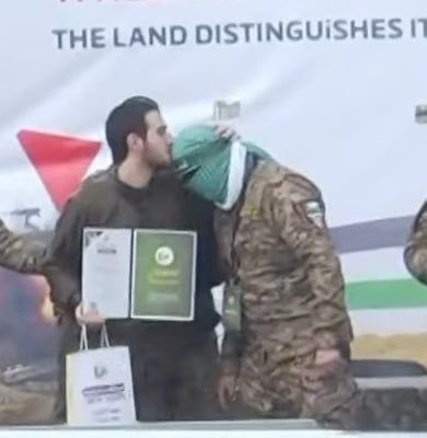 AtesKazim79002's tweet image. Highly unlikely to see this photo of an Israeli captive kissing the head of a Hamas militant at a release event, on any of the so called main stream media