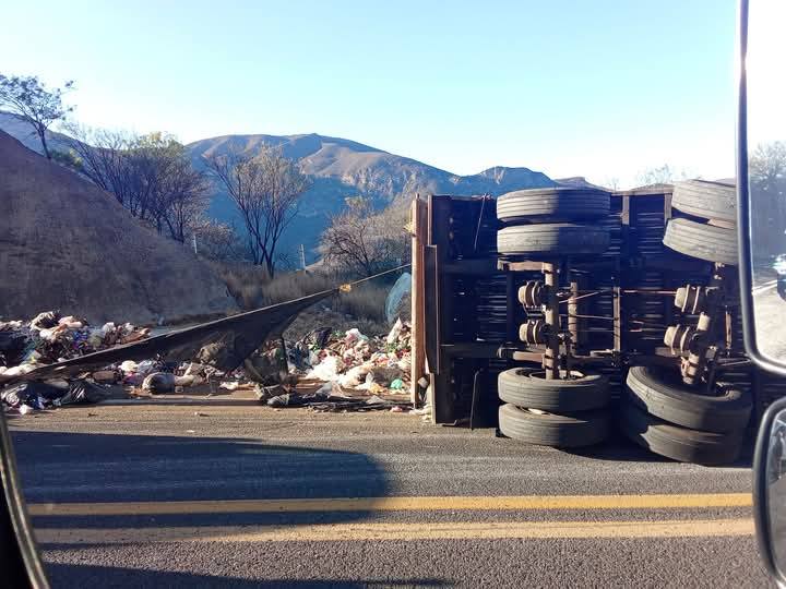 ELPINERO's tweet photo. #FOTOREPORTE 📸 | Autopista #Oaxaca – #Cuacnopalan

Volcadura de camión con basura en el km 92, rumbo a #Calapa. Extreme precauciones. https://t.co/f97Fbpl9cm