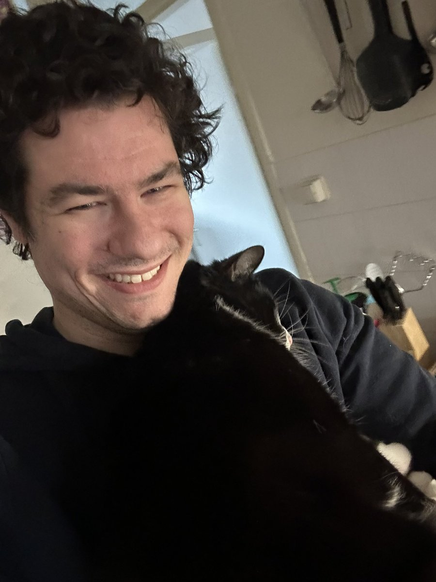 RobbertTech's tweet image. Nog even knuffelen met de kater en dan lekker slapen. 😴 😼