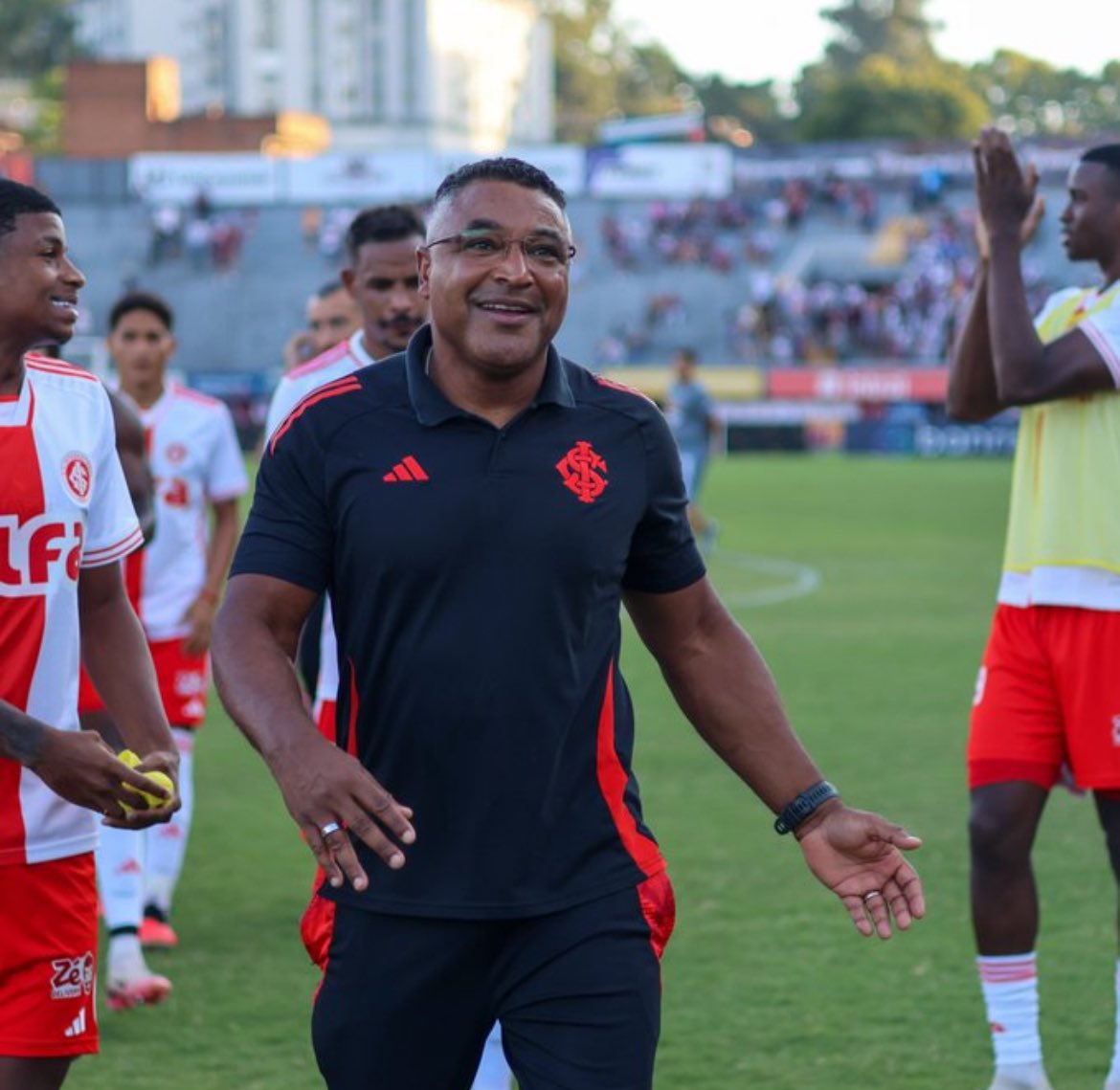 JantadasSCI's tweet photo. O mais legal de tudo é reparar que o Roger mudou toda uma mentalidade fracassada que existia no Inter, se fosse outros tempos era jogando a semifinal fora de casa segurando o resultado para “resolver” em casa, ele logo já fez o time meter 2 na ida. https://t.co/sUvJF1iH6E