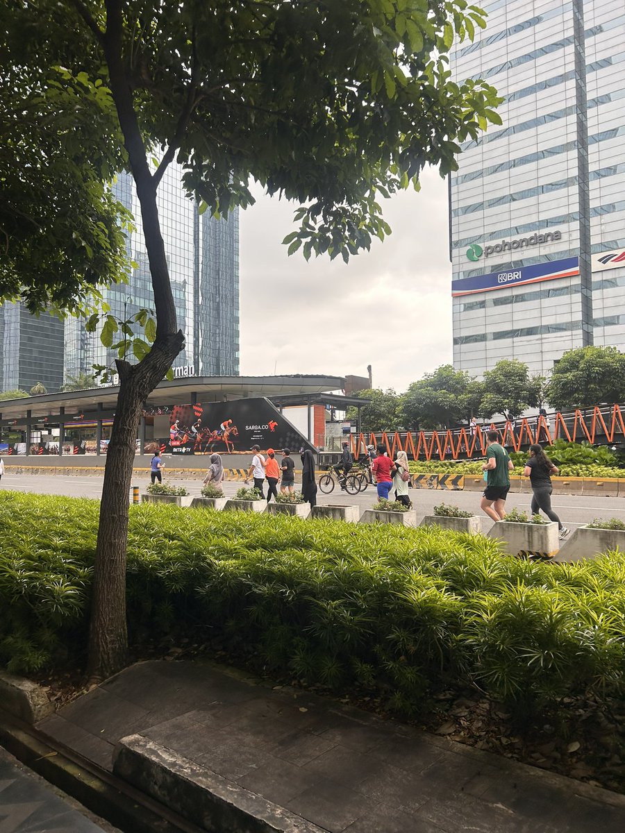Dari sekian banyak cwk cakep di CFD, masa nggak ada satu pun nembak gue 😩