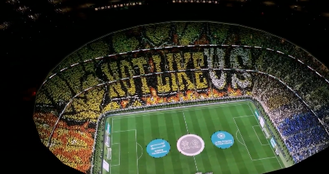 h3020mh's tweet photo. الاتحاد "ابداع " بالملعب و" ابهار" بالمدرج

انتهت موقعة يوم التأسيس بانتصار كبير للاتحاد على الهلال برباعية بملعب جوهرة جدة بعد صراع مثير بين الفريقين وحسم العميد الصدارة بـ55 نقطة ووسع الفارق 7 نقاط بينه وبين الهلال الذي تجمد رصيده عند النقطة 48 .
أبرز ما في  كلاسيكو :
* الاهداف الاربعة التي لم يتوقعها أي من أنصار الفريقين بداها الفريق الهلالي عن ماركوس ليوناردو قبل أن يضف حسن كادش هدف التعادل فيما خطف النمر الاتحادي "ستيفين بيرجوين" الهدف الثاني والثالث و تكفل "بن زيما" بالهدف الرابع للنمور .
* التيفو العالمي " ليس مثلنا / NOT LIKE US" المبهر الذي رفعه الجمهور الاتحادي خطف الاضواء والأنظار حول دول العالم التي تتابع دوري روشن السعودي, بصراحه وبعيدا عن الميول ابدعت رابطة جمهور مدرج الذهب في تشكيلة وعرضه أثناء اللقاء  .
رفع جمهور أعلام الاتحاد شعار "متصدر لا تضايقني" واذا " استطعت الحقني" في تحدي وأشاره واضحة لجميع اندية "روشن" الدوري بأنه متمسك بها لن يتنازل عنها .
#دوري_روشن_السعودي
#الاتحاد_الهلال
#جولة_يوم_التأسيس
