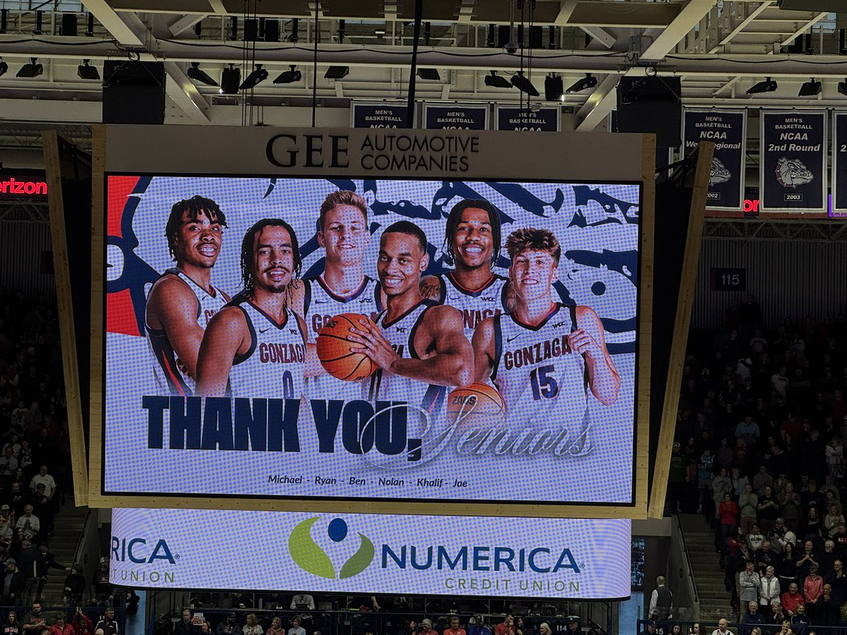 Back for the day’s second game! Celebrating <a href="/ZagMBB/">Gonzaga Basketball</a> seniors.