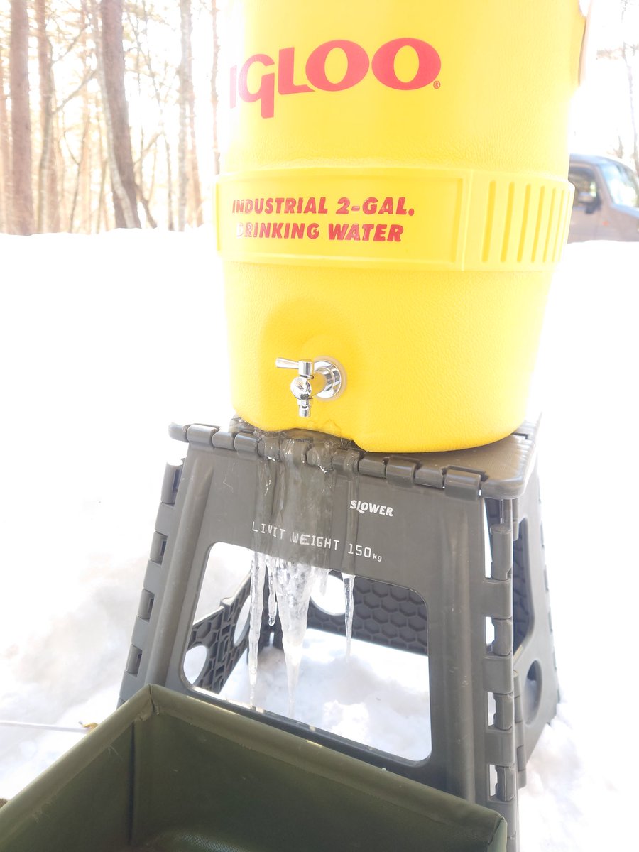 朝起きたらジャグの水がなぜかツララになってた。
水出してないのになんで？
割れてる？？