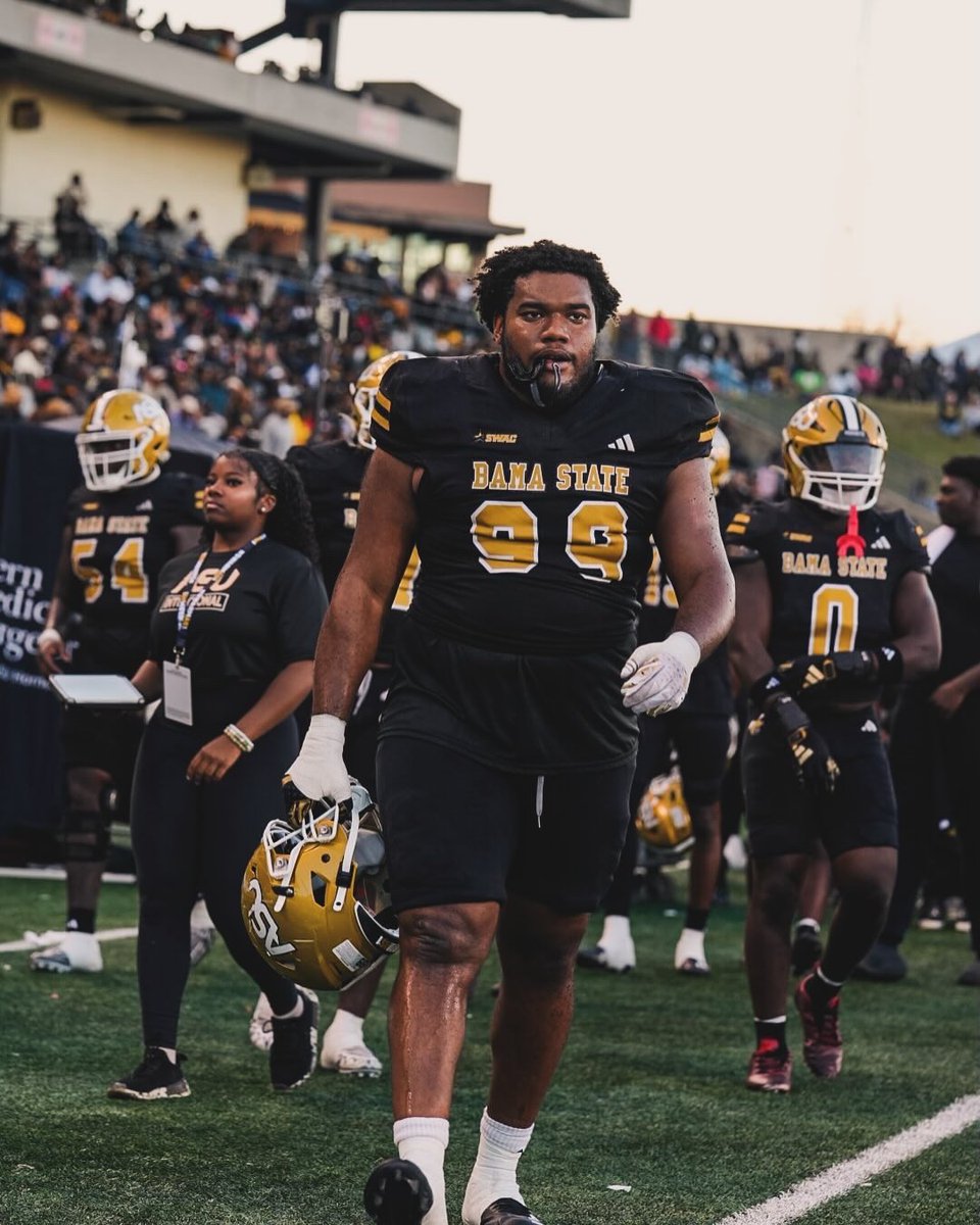 Alabama State DT Elijah Elmore has entered the transfer portal, his agents tell <a href="/mzenitz/">Matt Zenitz</a> and <a href="/chris_hummer/">Chris Hummer</a>.

The 6-1, 310-pounder was a top 10 DT in the SWAC this year, per PFF.

247sports.com/player/elijah-…