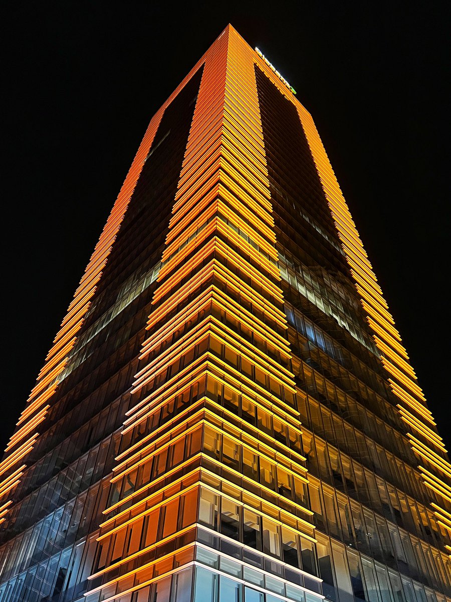 Sumidos en tanta oscuridad, este es el único color que podemos percibir. 

El WTC de Montevideo se ilumina de anaranjado en homenaje a los pequeños Ariel y Kfir y a su mamá Shiri que fueron brutalmente asesinados por la organización terrorista Hamás.

Gracias  🇺🇾🧡🇮🇱