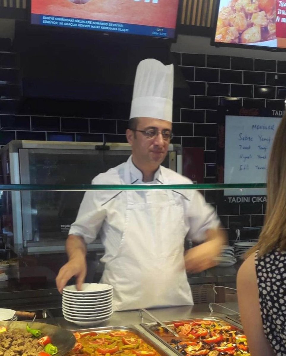 Arkadaşlar kongreye giderken bi yemek yiyelim dedik. Lokantada beni Cumhurbaşkanı yapın falan diyor bu eleman