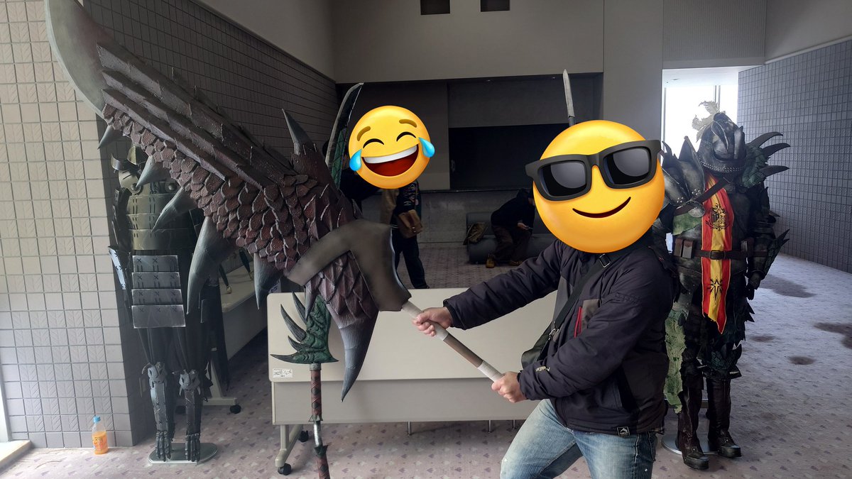 ゲームイベント会場のコスプレ小道具を持たせてもらえた。モンハンといえば、やっぱコレよ🤣