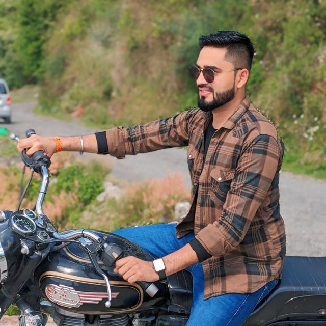 हरेक टूटन, उदासी, ऊब आवारा ही होती है,
इसी आवारगी में प्यार की शुरुआत होती है,
मेरे हँसने को उसने भी गुनाहों में गिना जिसके,
हरेक आँसू को मैंने यूँ संभाला जैसे मोती है..!! 
       ~कुमार विश्वास 
Good noon X family 🌿♥️🩷