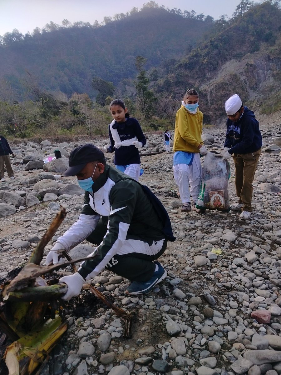 ankit_kunwarr's tweet image. प्रॉजेक्ट अमृत के तहत ब्रांच कोटद्वार सेवा करते हुए।

#swachhjalswachhmann
#projectamrit
#servicewithhumility
#santnirankaricharitablefoundation
#santnirankarimission
#kotdwara 
#projectamrit
#waterconservation
#saveenvironme

@sncfoundation 
@santnirankari