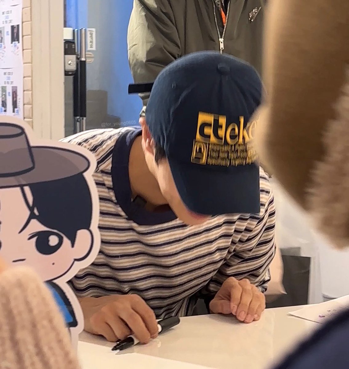for_young0605's tweet photo. 막 이렇게 올려다보고!! 두 손 꼬옥 하고 있으면
너가 강아지냐고 물었어.ᐟ.ᐟ🐶🤍🤍🤍 https://t.co/XUyaD7mjXG