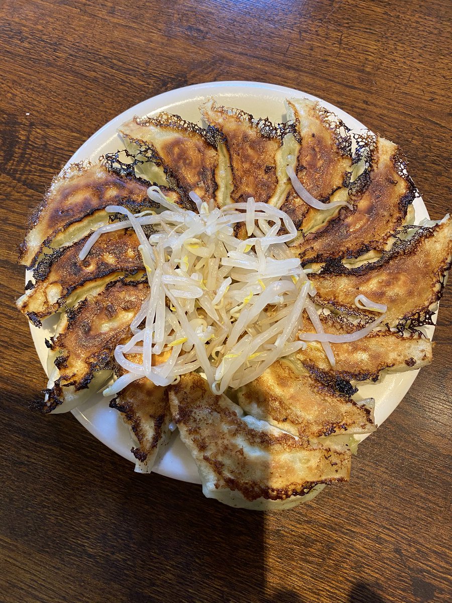 ijsptbup's tweet photo. 2時間並んで食べた浜松餃子。
#��つぎく 
#浜松餃子 https://t.co/MuLVYz50G4