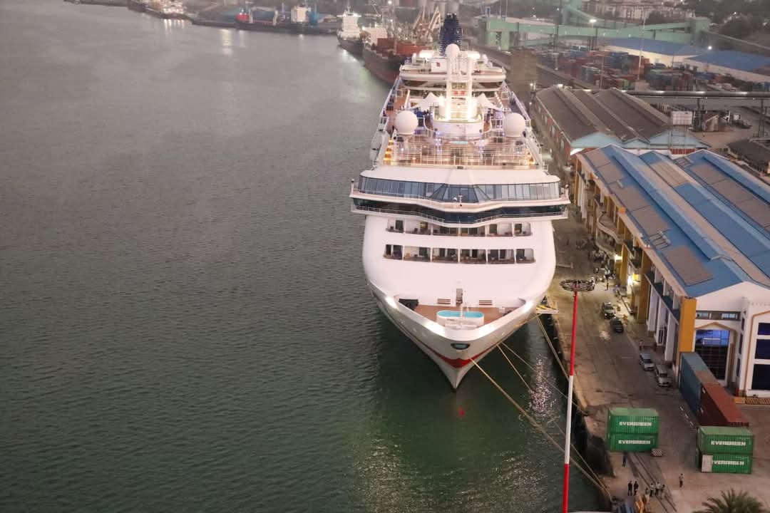 Mombasa county welcomes Ms Norwegian Dawn a cruise ship form Bahamas that docked today at the Port of Mombasa. 

With length of 294 Meters it has 2206 passengers amongst them 995 crew on board.

This is the third vessel to visit kenya in This year, showcasing the growth of cruise